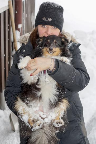 So, nun ist aber Schluß mit toben. Jetzt müssen wir erstmal die Schneeklumpen los werden...